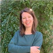 Traduzco todo tipo de los textos de inglés a español, y de español a inglés. También, doy clases de conversación online